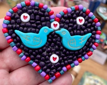 Minimosaik med hjärtan av turturduvor