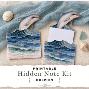 Puede incluir: Dos soportes de papel cuadrados para notas con ilustraciones en acuarela de delfines saltando sobre olas del océano. Los diseños muestran espuma de mar azul y blanca, costas arenosas y un espacio blanco en blanco para escribir. El texto dice Printable Hidden Note Kit Dolphin Journal Works Studio.