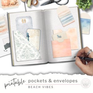 Puede incluir: Un diario abierto con bolsillos y sobres de papel decorativos con ilustraciones de temática playera, incluyendo un faro, chanclas y conchas marinas en tonos suaves de acuarela azul, melocotón y crema, con el texto printable pockets & envelopes.