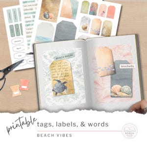 Puede incluir: Un conjunto de etiquetas, rótulos y palabras imprimibles con temática playera. El libro abierto muestra etiquetas con ilustraciones de acuarela de una tortuga y conchas marinas. Hay etiquetas y pegatinas adicionales dispersas, con el texto "Beach Break" y "Beach Vibes."