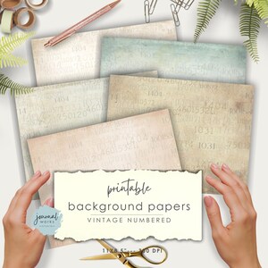 Op de afbeelding: Een collectie rechthoekige digitale achtergrondpapieren met texturen in vintage-stijl en herhalende cijferpatronen in tinten beige, crème en gedempt blauw. De papieren worden gepresenteerd met een centraal label met de tekst printable background papers VINTAGE NUMBERED.