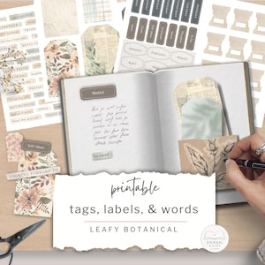 Puede incluir: Una colección de etiquetas, rótulos y pegatinas con palabras imprimibles que presentan diseños botánicos de hojas. El conjunto incluye varios recortes de papel con patrones florales, texto en cursiva y encabezados de calendario.