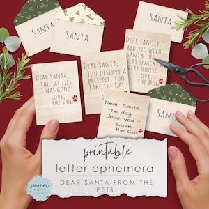 Puede incluir: Un conjunto de efímeras de cartas imprimibles con el tema "Querido Papá Noel de las mascotas". El conjunto incluye varias tarjetas pequeñas y sobres con patrones festivos de acebo y bayas. Las tarjetas presentan mensajes escritos a mano de las mascotas a Papá Noel.