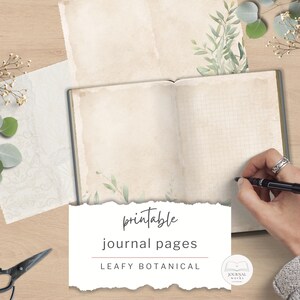 Puede incluir: Diario abierto con páginas de papel envejecido, ilustraciones botánicas y líneas de cuadrícula. El texto "printable journal pages" y "Leafy Botanical" se muestran en una pancarta blanca. Una mano escribe con un bolígrafo negro. Tijeras y elementos decorativos en el fondo.