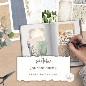 Puede incluir: Colección de tarjetas de diario imprimibles con diseños botánicos. Las tarjetas presentan varios patrones de hojas y flores en tonos verdes, marrones y beige. El texto "printable journal cards" y "LEAFY BOTANICAL" se muestra en una pancarta blanca.