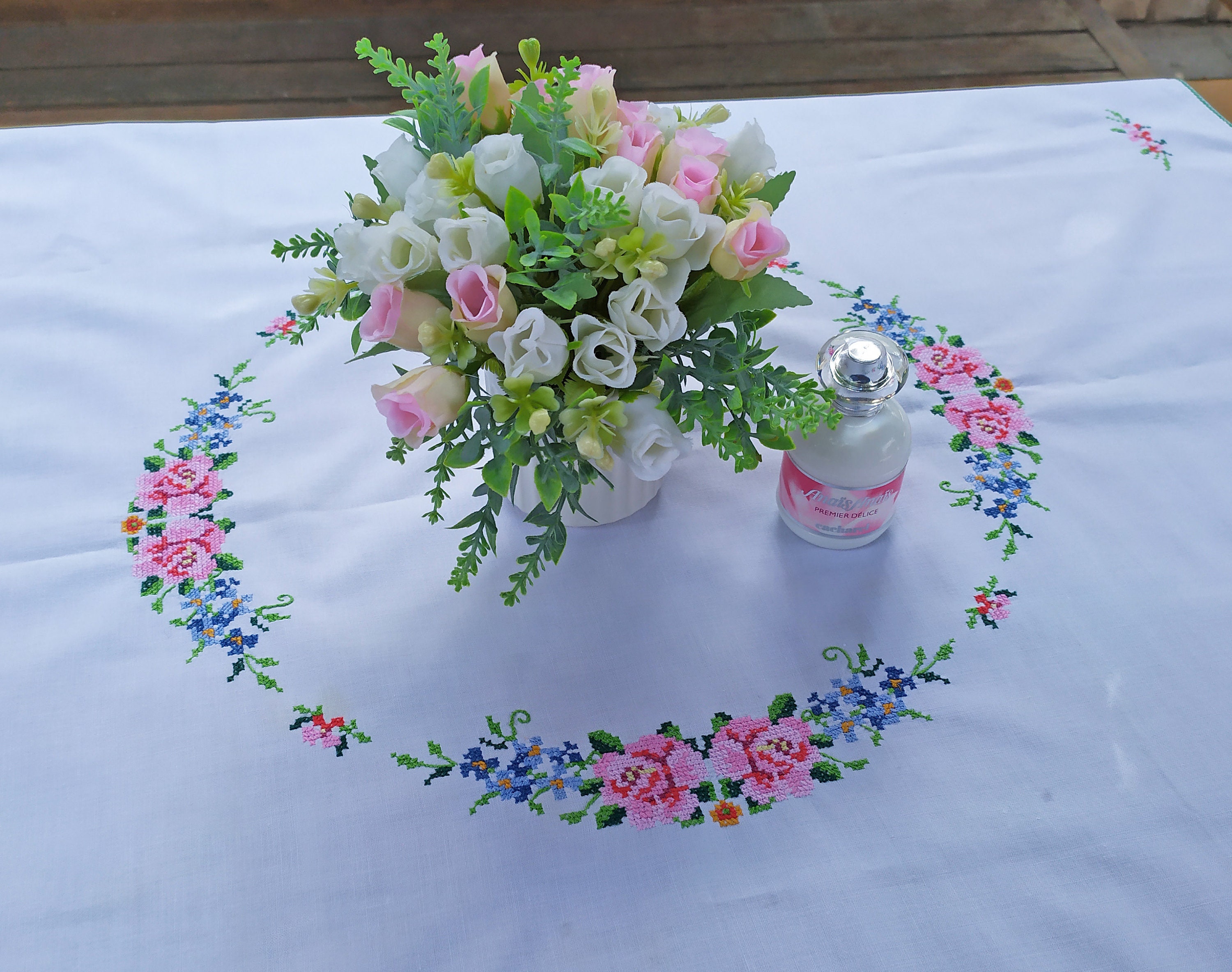 Nappe brodée main – Fleurs – 170 x 220 cm