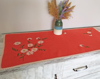 Camino de mesa vintage bordado a mano de 40 x 18 pulgadas con manzanillas Camino de mesa de lino rojo con bordado blanco Decoración de casa de campo Bordado vintage