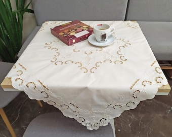 ヴィンテージのハンドメイド刺繍入りホワイトテーブルクロスとテーブル