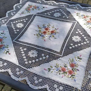 32インチのリボン刺繍と透かし模様のメッシュが施されたヴィンテージテーブルクロス。ボリュームのある刺繍が施された豪華なコットンテーブルクロス。花のモチーフ。