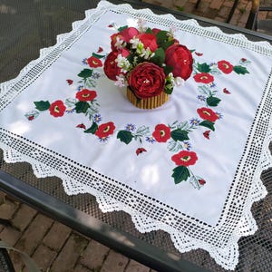 31&quot; Square tablecloth with red poppies and other wild flowers Vintage tablecloth with crochet lace Country house decor Table centerpiece
