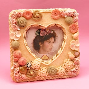 Vintage Heart Picture Frame: Victorian Buttons & Floral Resin Tabletop Decor