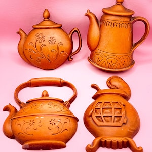 Vintage Set of 4 Cast Metal Copper Design Wall Hanging Teapots, Sexton Copper Design 1960s Teapot and Kettle Wall Plaques