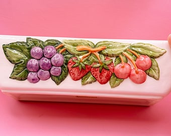 Vintage keramische fruitschaal: druiven en aardbeien in reliëf