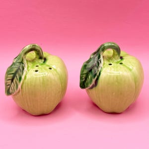 Vintage Green Apple Ceramic Salt and Pepper Shakers, Nostalgic Dining Tableware, Retro Kitchen