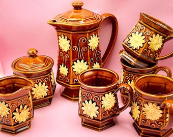 Set da tè vintage Inarco anni '70 con motivo floreale, margherite marroni e gialle