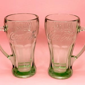 ヴィンテージ Libbey グリーン コカコーラ ハンドル付きグラス 2 個セット、Libbey ドリンクウェア、グリーンに着色された重いドリンクグラス