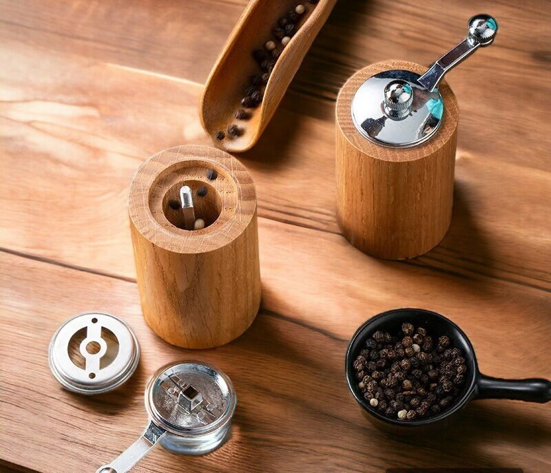  Pepper Grinder, Mini Spice Mill, Small Pepper Mill, Good Helper  of Chef's. Brushed Stainless Steel Dust Cover With Ceramic Grinding Cores,  Adjustable Coarseness, Family or Outdoor Picnic Optional.: Home & Kitchen
