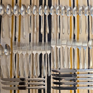 Vintage Wm Rogers & Son IS Gardenia Silverplate Flatware Set with Wood Storage Case | 1941 Gardenia Pattern Silverware Set