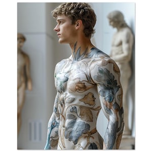 Könnte beinhalten: Eine Person mit floraler Körperkunst, die ein Design aus Blättern und Ranken in Blau-, Braun- und Beigetönen aufweist. Die Person steht in einem Museum, mit klassischen Skulpturen im Hintergrund.