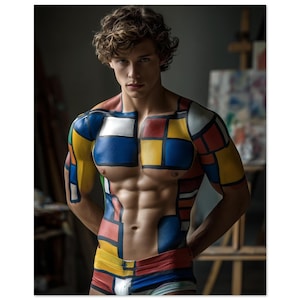 Könnte beinhalten: Eine Person mit Körperbemalung im Mondrian-Stil. Die Bemalung zeigt ein geometrisches Muster aus roten, blauen, gelben und weißen Quadraten. Die Person trägt passende Shorts. Der Hintergrund umfasst eine Staffelei und Kunstzubehör.