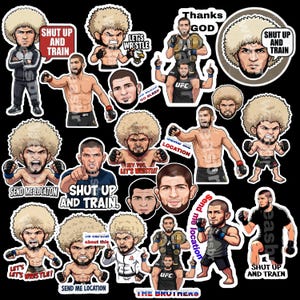 Puede incluir: Una colección de pegatinas con ilustraciones de un artista marcial mixto en varias poses. Algunas pegatinas incluyen texto como "Shut Up and Train", "Send Me Location" y "Let's Wrestle". Las pegatinas están sobre un fondo negro.