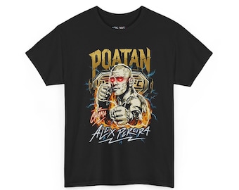 Op de afbeelding: Zwart T-shirt met een afbeelding van een vechter met rode ogen en vlammen. De tekst "POATAN" staat boven de vechter, met "ALEX PEREIRA" eronder. Het UFC-logo is ook zichtbaar.