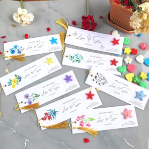 Personalisiertes Hochzeitspapier und Lesezeichen. Personalisierte Namenskärtchen mit bepflanzbaren Samenpapierformen. Umweltfreundliche Geschenke für Gäste.