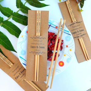 Juego de palillos personalizados con tarjeta Kraft personalizada. Palillos de boda personalizados.