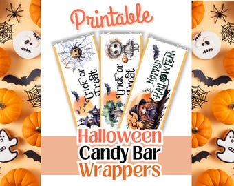 Può includere: Tre involucri di barrette di caramelle di Halloween con illustrazioni ad acquerello di ragni, pipistrelli e una strega. Gli involucri sono etichettati "Trick or Treat" e "Happy Halloween". L'immagine è circondata da zucche, ragnatele e biscotti di Halloween.