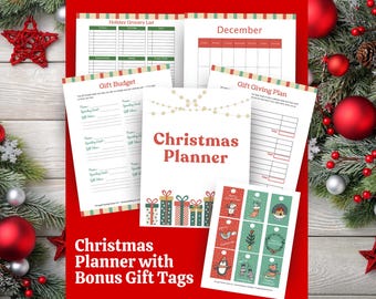 Può includere: Un pianificatore natalizio con etichette regalo bonus. Il pianificatore include pagine per una lista della spesa delle vacanze, un budget per i regali e un piano per i regali. La copertina presenta il testo "Christmas Planner" in rosso.