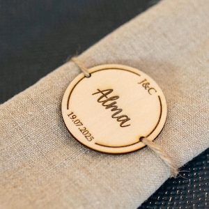 Aanpasbare houten plaatsmarkering met voornaam als servetringen, decoratief gastencadeau voor bruiloften, dopen, verjaardagen