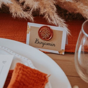 Plaatsmarkering met lakzegel voor bruiloft, doop, verjaardag, Kerstmis, evenement met bladgoud en kraftpapier