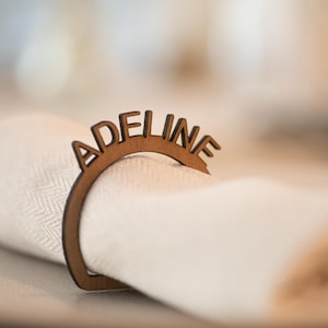Gepersonaliseerde houten servetring plaatsmarkering voornaam voor bruiloft doop verjaardag professioneel evenement - donker houten model