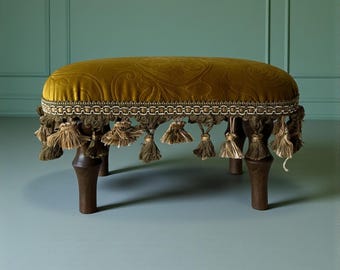 Handgefertigter Fußhocker im viktorianischen Stil – Fußstütze aus olivgoldenem Jacquard-Samt mit Quasten und gedrechselten Holzbeinen, kleiner Boudoir-Hocker