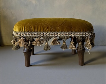 Handgemaakte voetenbank in Victoriaanse stijl – Olijfgouden jacquard fluwelen voetensteun met kwastjes en gedraaide houten poten, kleine boudoir kruk