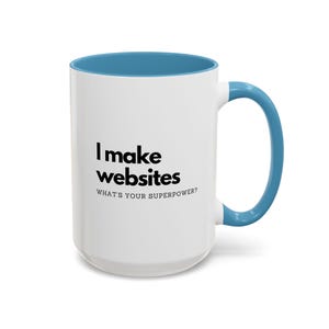 Peut inclure: Mug en céramique blanche avec intérieur et anse bleus. Le texte "I make websites, what's your superpower?" est imprimé en noir. Idéal pour les développeurs web.