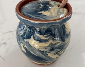 Tarro de miel de cerámica hecho a mano con cucharón de Red Wing Pottery en espirales azules.