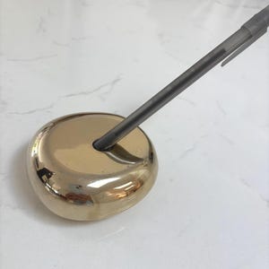 Stifthalter aus massivem Messing in minimalistischem Ei-Form-Design