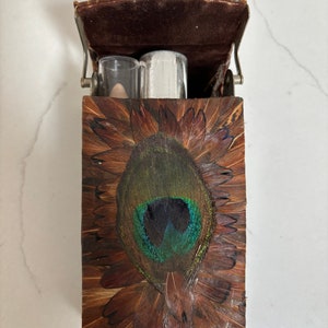 Porta sigarette vintage, trucco, auricolari in vera piuma di pavone e pelle