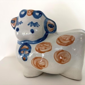 Puede incluir: Un juego de tres tazas de cerámica con un acabado mate moteado. Las tazas son en tonos crema, gris claro y gris oscuro. Cada taza tiene un diseño simple y minimalista, ideal para café o té.