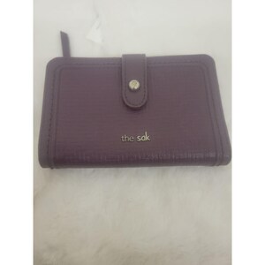 Carteira Sak Purple Leather Snap Closure com compartimentos para cartões e bolso para moedas