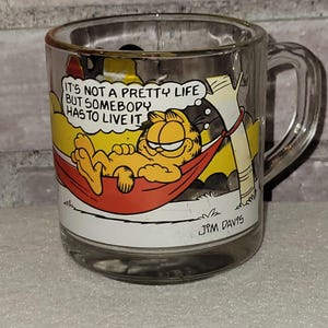 Vintage 1978 Garfield McDonalds Collectible Glass Mug With Odie & Hammock Scene