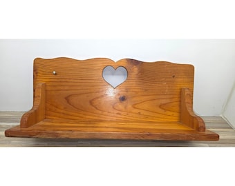 23-calowa ciężka, zabytkowa, drewniana półka ścienna z wycięciem w kształcie serca i rowkiem na talerze Cottagecore