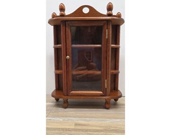 Vitrina de exposición independiente de estilo vintage en miniatura para colgar en la pared.