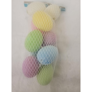Puede incluir: Una bolsa de malla llena de huevos de Pascua de plástico de color pastel. Los huevos son en tonos de rosa, azul, verde, amarillo y blanco.