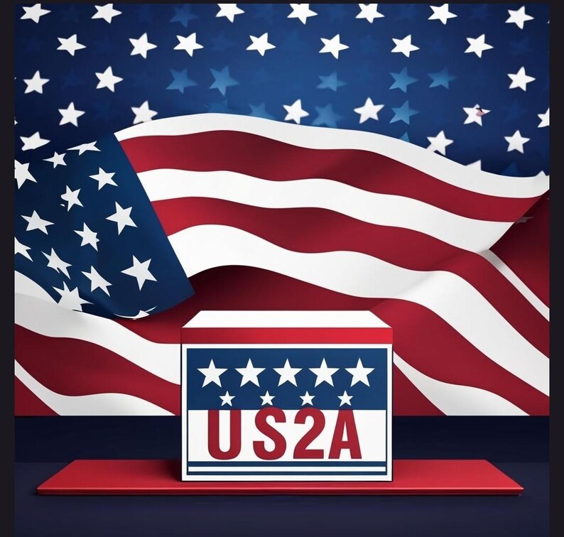 Puede incluir: Una caja rectangular blanca con una banda horizontal azul que contiene cinco estrellas blancas sobre el texto rojo US2A, situada frente a una gran bandera estadounidense ondeante con rayas rojas y blancas y un campo azul con estrellas.