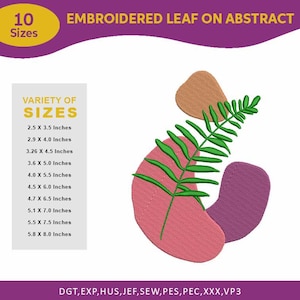 Pode incluir: Desenho bordado de uma folha verde sobre um fundo abstrato com formas rosa e marrom. O design vem em 10 tamanhos, variando de 2,5 x 3,5 polegadas a 5,8 x 8,0 polegadas.