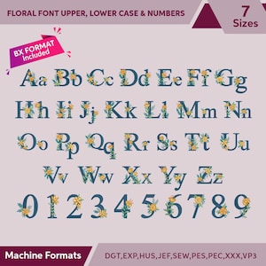 Può includere: Alfabeto di font floreale in lettere maiuscole e minuscole e numeri. Le lettere sono blu con accenti floreali gialli e verdi. Il testo "BX FORMAT Included" è in un riquadro rosso nella parte superiore dell'immagine. Il testo "7 Sizes" è in un riquadro rosso nella parte superiore destra dell'immagine. Il testo "Machine Formats" è nella parte inferiore sinistra dell'immagine. Il testo "DGT, EXP, HUS, JEF, SEW, PES, PEC, XXX, VP3" è nella parte inferiore destra dell'immagine.