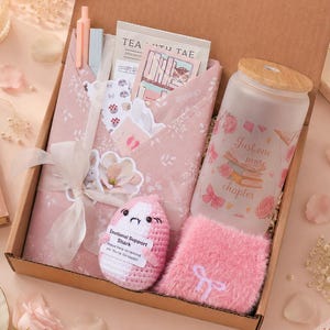 Cita a ciegas con un libro Cesta de regalo para ella Caja de autocuidado para amantes de los libros Regalos de graduación para amantes de los libros de suspense Ideas de regalos para amantes de los libros