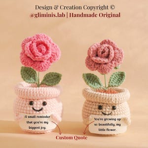 Könnte beinhalten: Zwei handgefertigte Häkeltopfpuppen. Eine ist rosa, die andere beige. Jede hat ein lächelndes Gesicht, grüne Blätter und eine rosa oder malvenfarbene Blume. Der rosa Topf sagt: „Eine kleine Erinnerung daran, dass du meine größte Freude bist.“ Der beige Topf sagt: „Du wächst so schön auf, meine kleine Blume.“